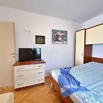 Zlatica By Interhome シロ